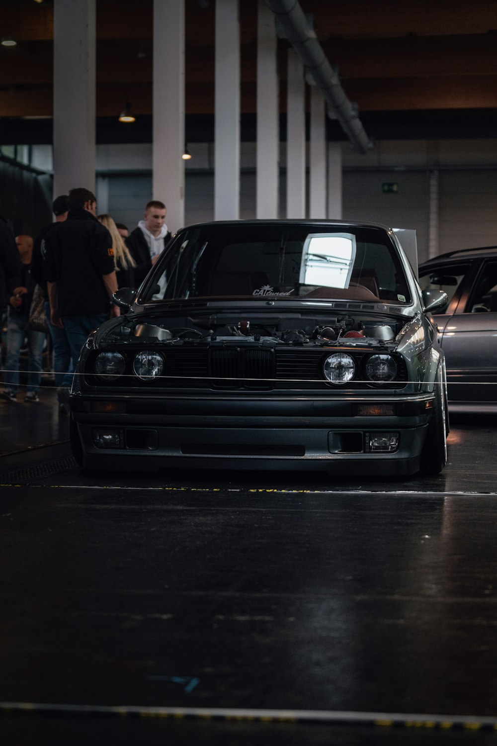 Veículo preto estacionado em prédio