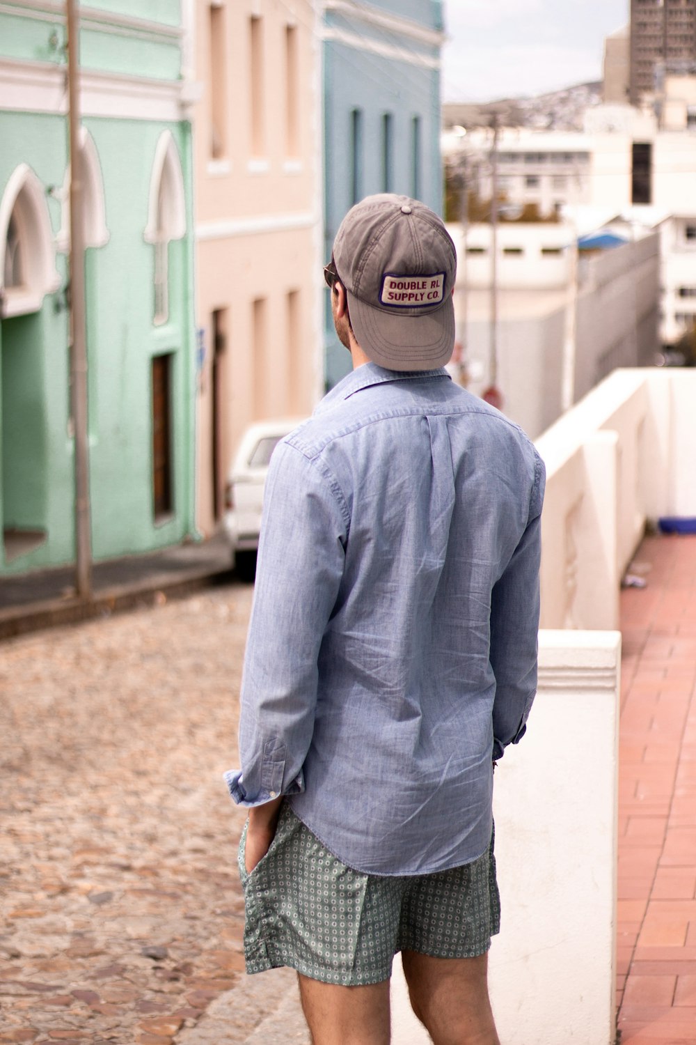 homme portant une chemise bleue