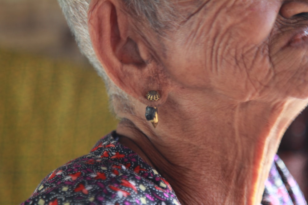 femme portant un haut à fleurs rouge et violet