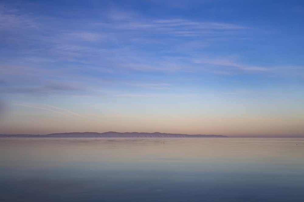 mar azul claro