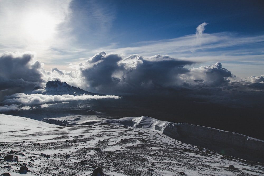 nuvens brancas sobre montanhas