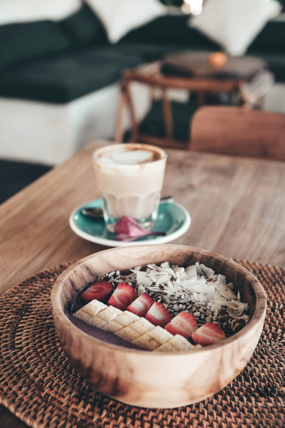 Foodfotografie von geschnittenen Bananen und Erdbeeren neben Reis