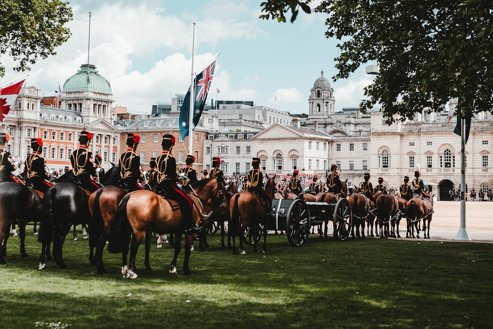 Soldados em cavalos em desfile