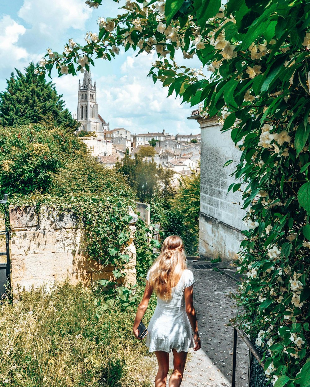 femme marchant sur la route pendant la journée