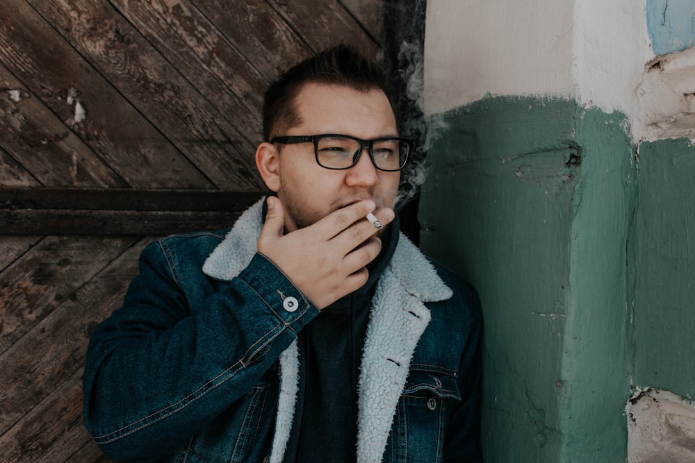 uomo che fuma durante il giorno