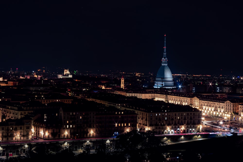 Bâtiments en béton brun pendant la nuit