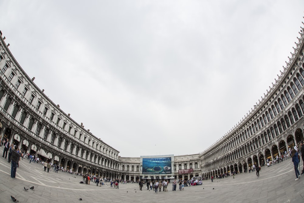 persone che si riuniscono all'interno della struttura dell'edificio