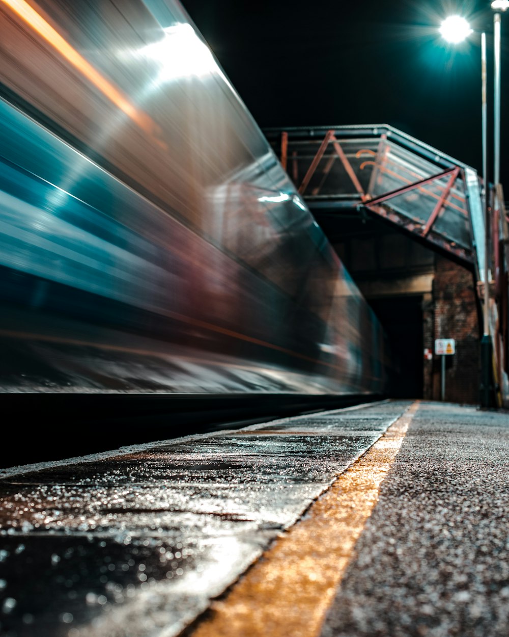 Photographie en accéléré d’un train pendant la nuit