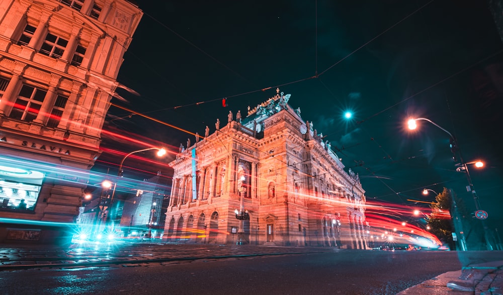 fotografia time lapse di veicoli che passano all'esterno di un edificio in stile europeo