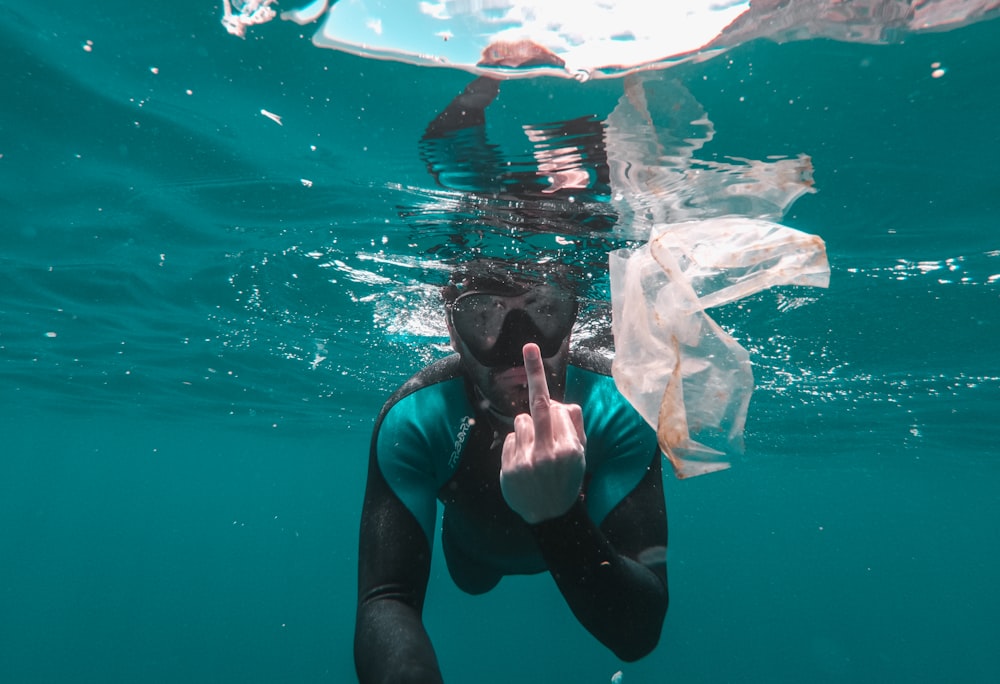 diver underwater photo