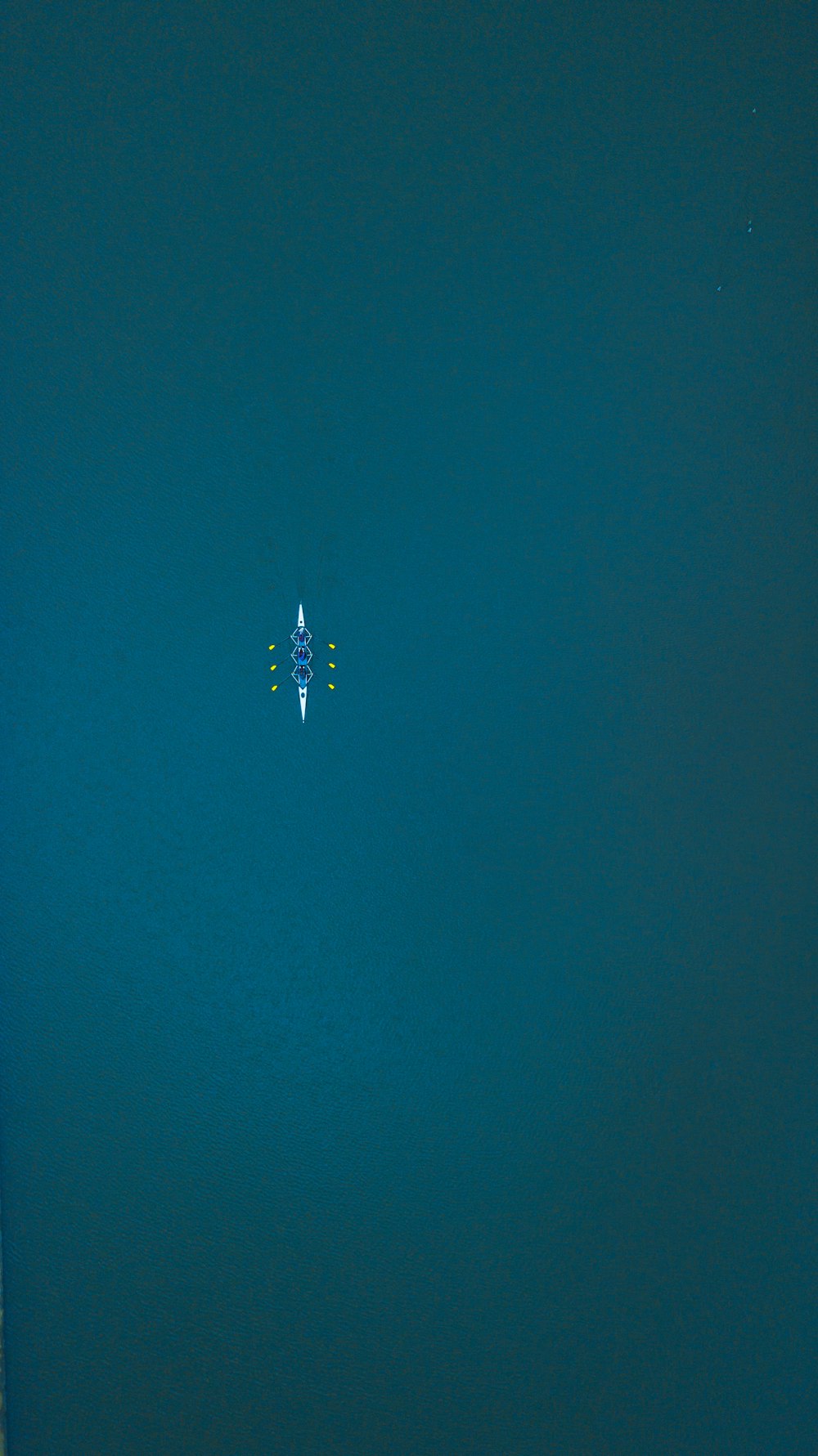 Una vista aerea di una persona su una tavola da surf nell'oceano