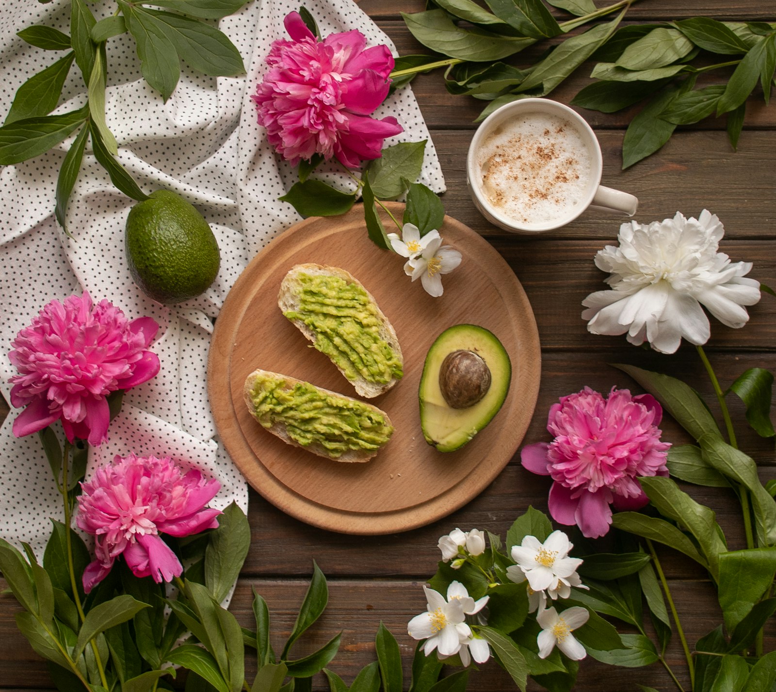 Nikon D3300 + Nikon AF-S DX Nikkor 18-140mm F3.5-5.6G ED VR sample photo. Avocado fruits on plate photography