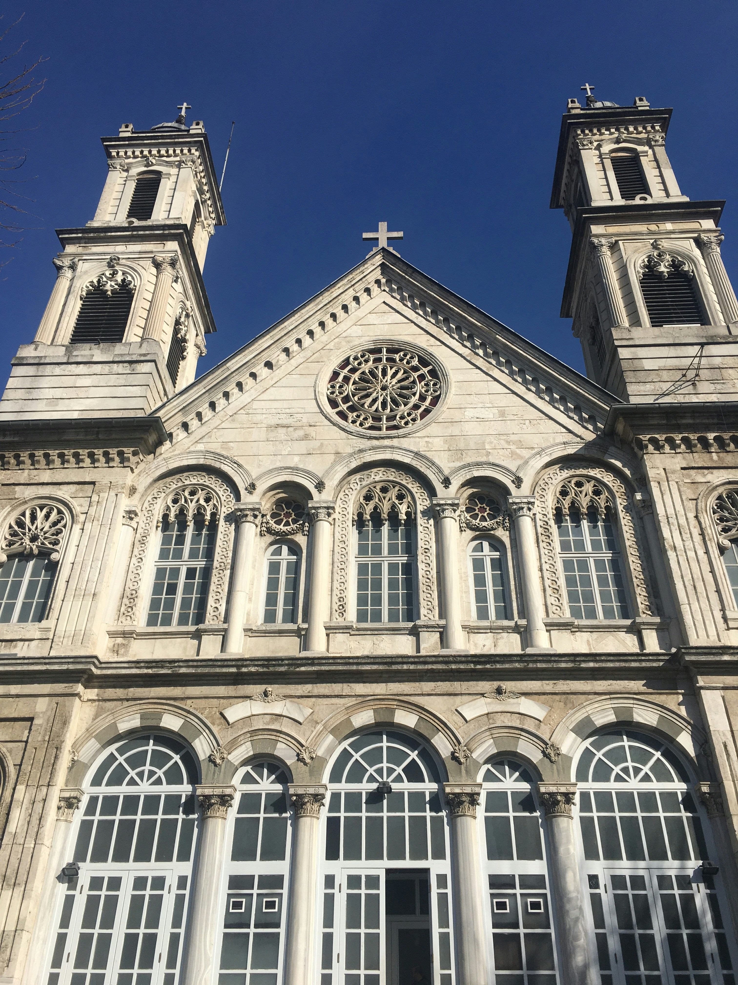 Kirche aus weißem Beton