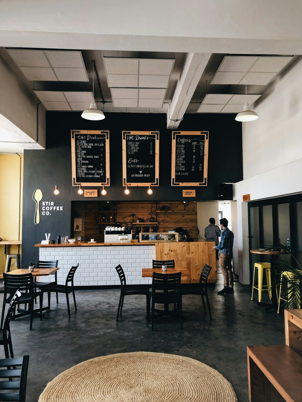 homme debout près du comptoir de la cuisine