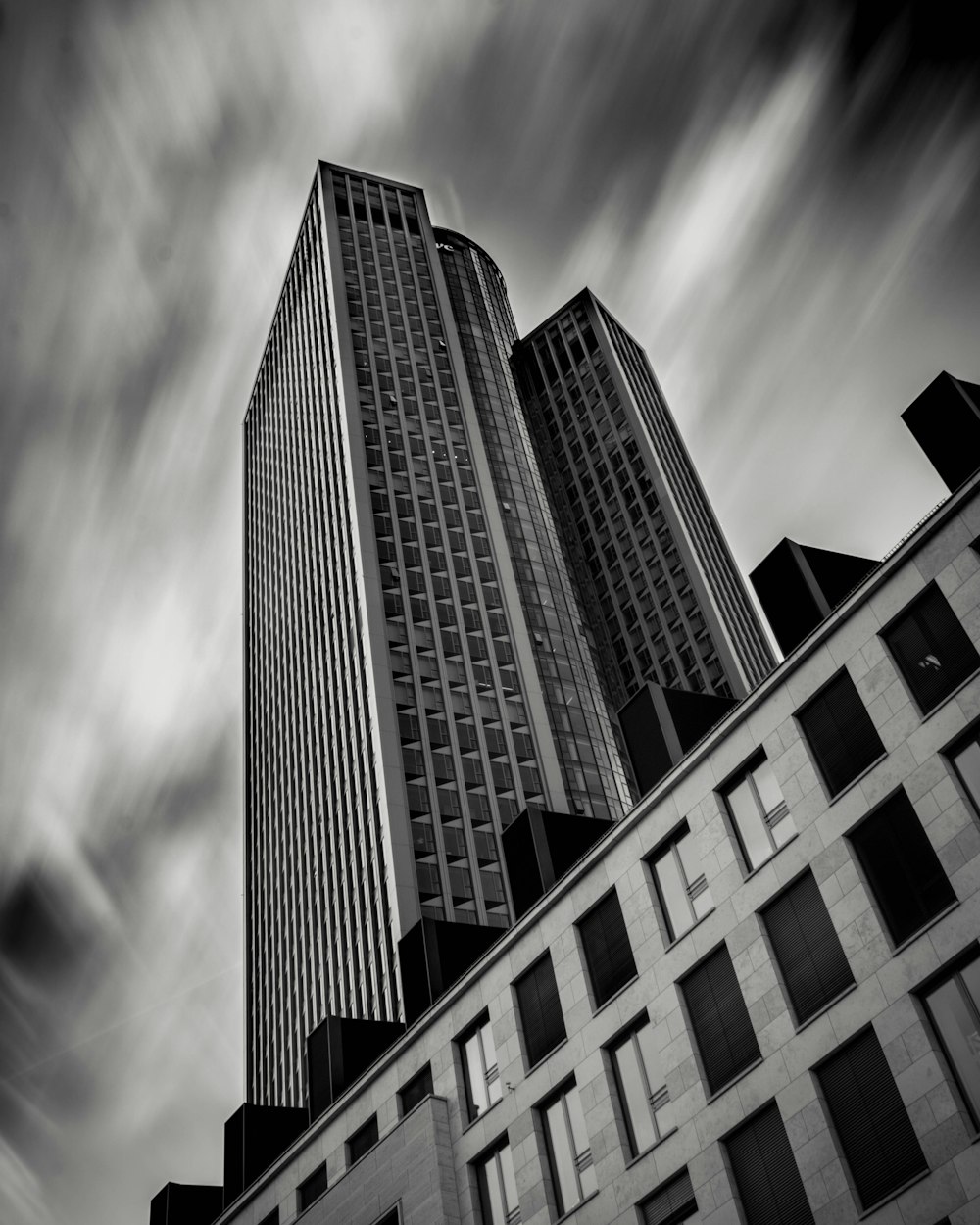 foto in scala di grigi dell'edificio