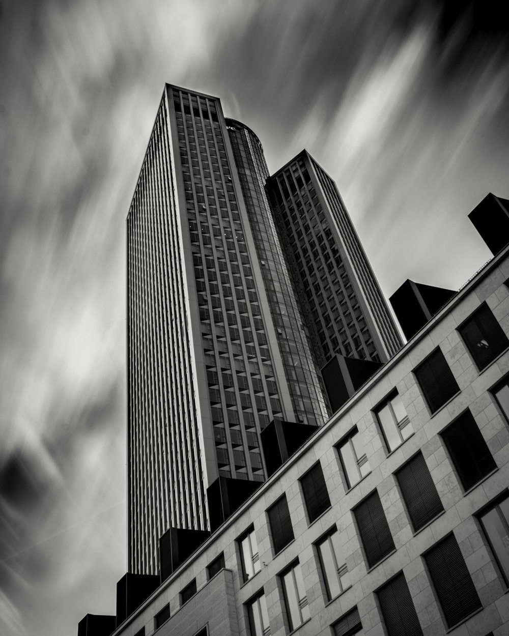 Photo en niveaux de gris d’un bâtiment