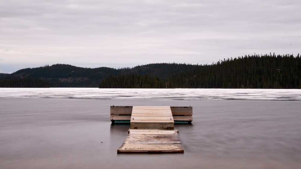 braunes Dock aus Holz