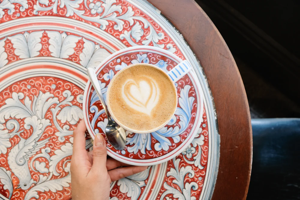 Café de sobremesa servido en la mesa