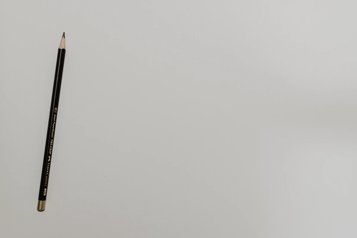 Pensil hitam di atas permukaan putih