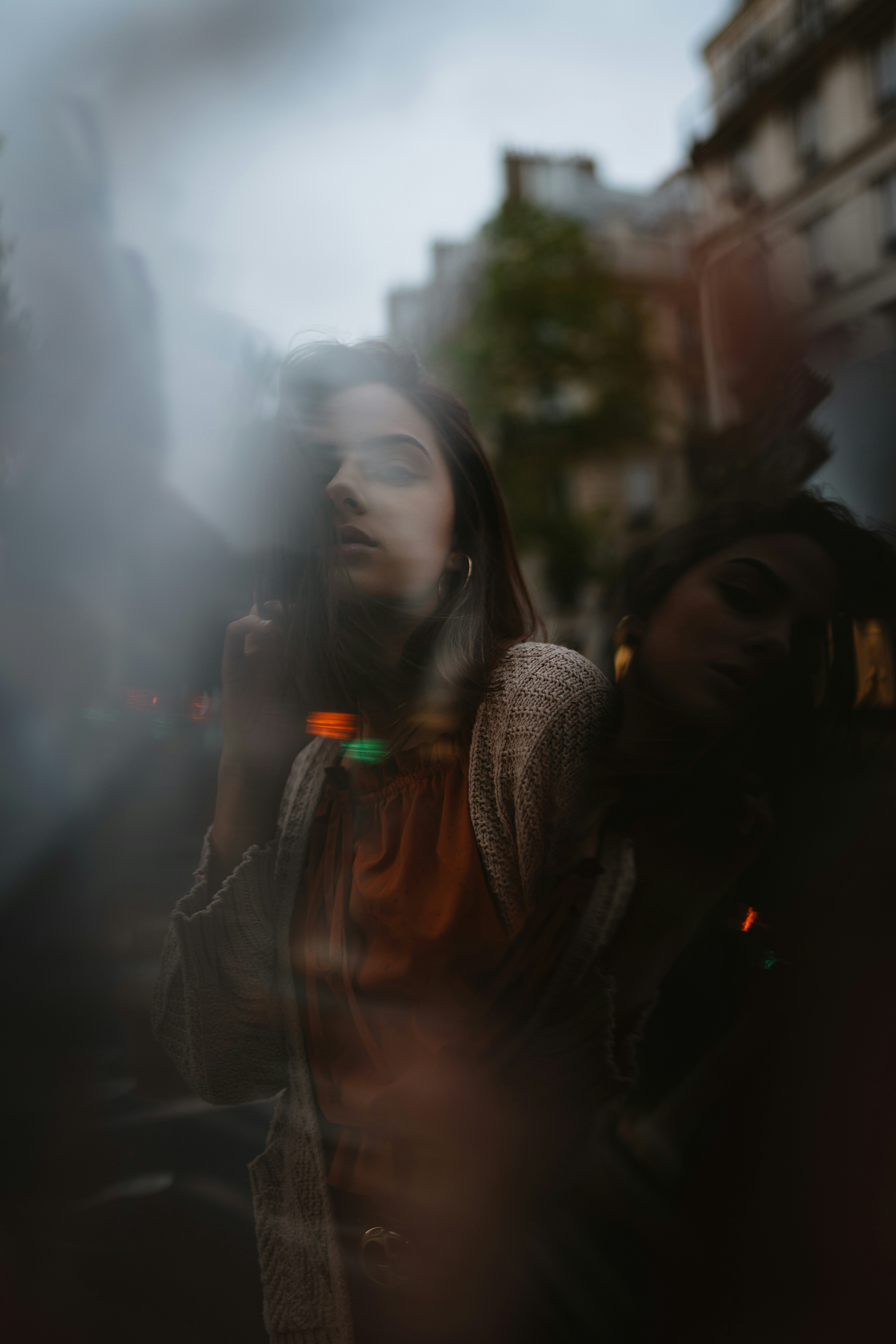 Ein verschwommenes Foto einer Frau, die mit einem Handy spricht