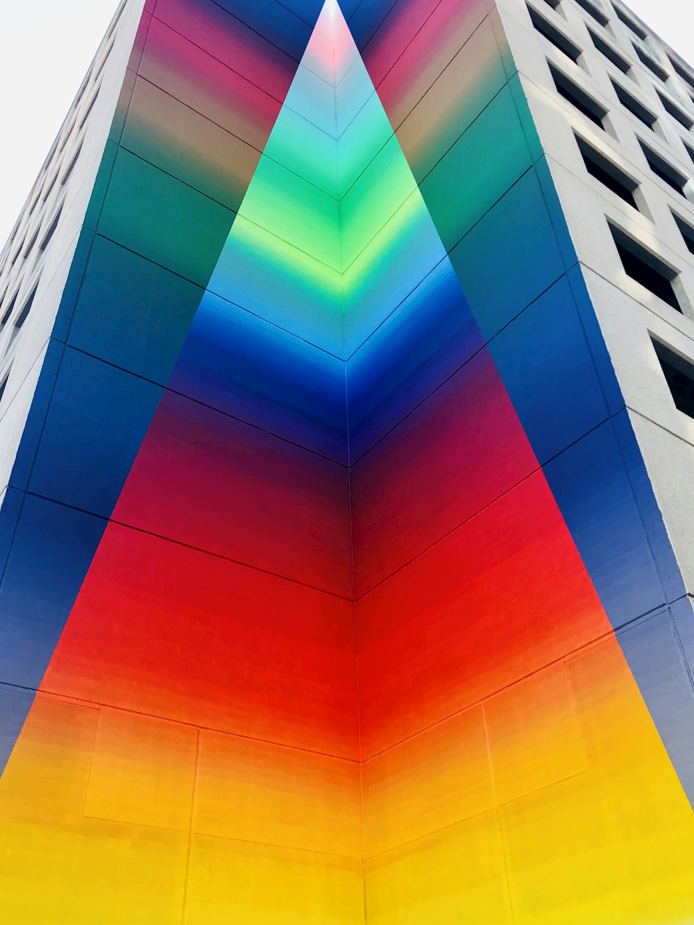 Bâtiment multicolore en photographie en contre-plongée