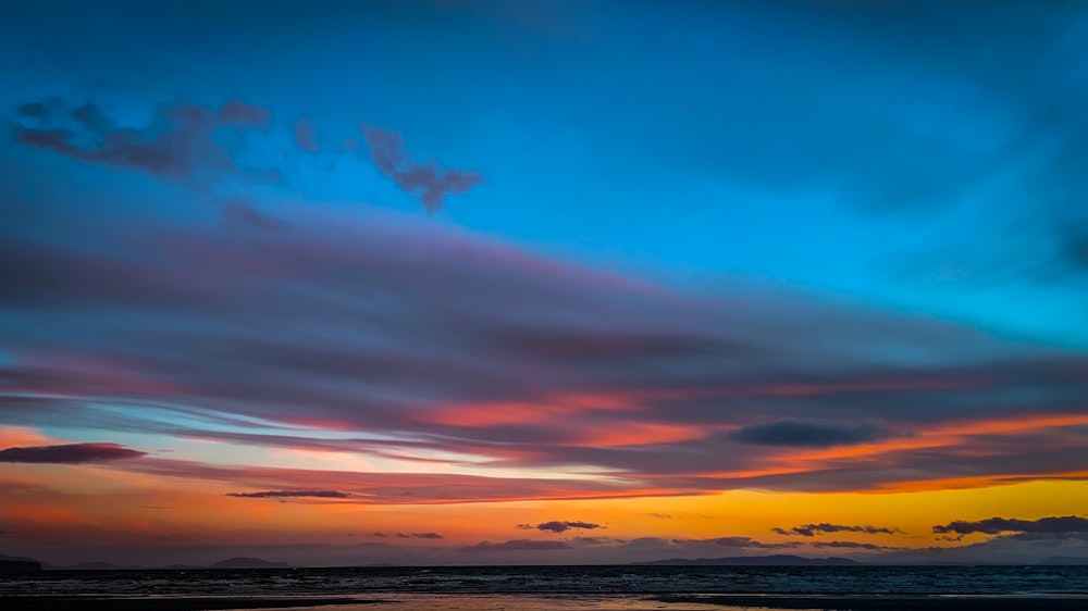 cielo naranja y azul al atardecer