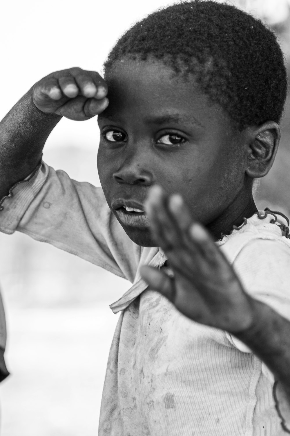 Photographie en niveaux de gris d’un garçon