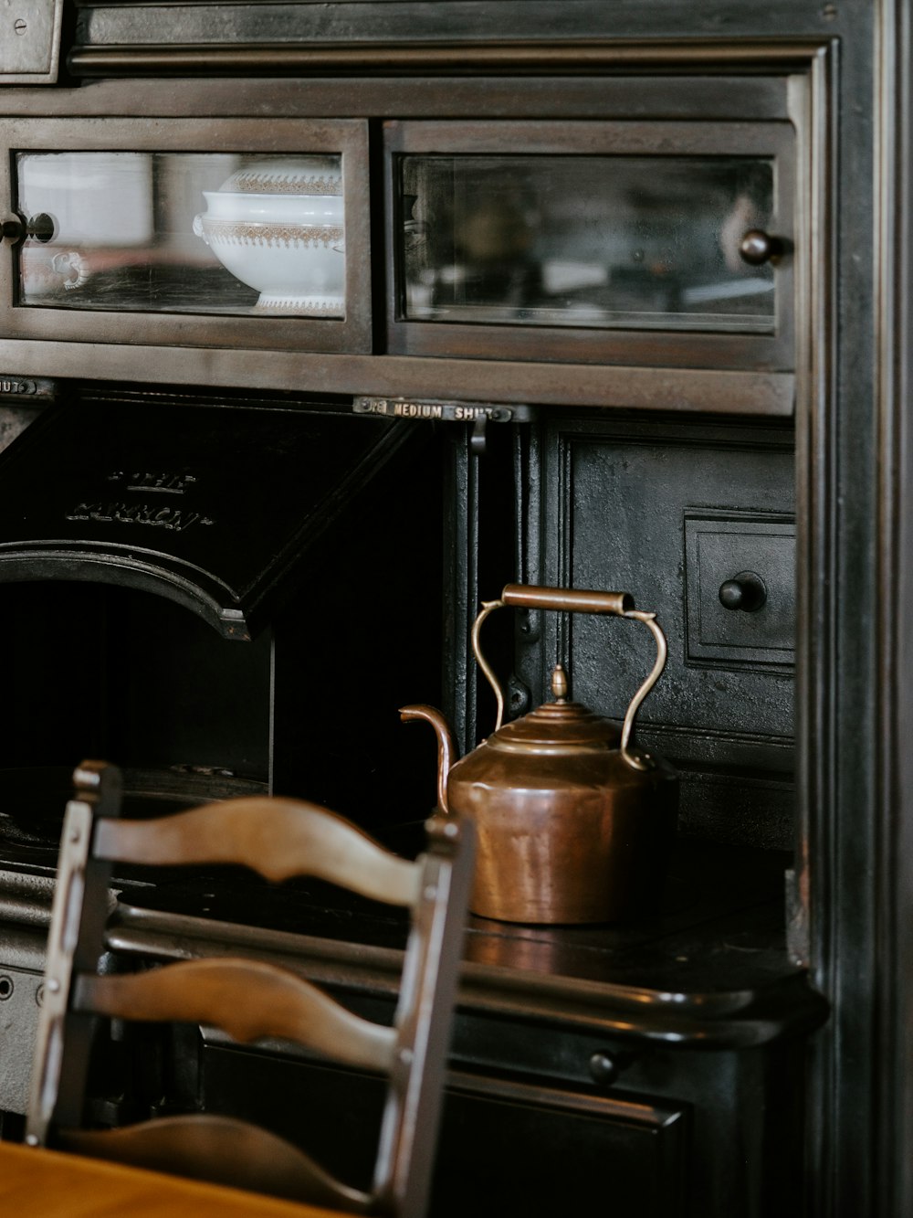 shallow focus photo of brown teapot