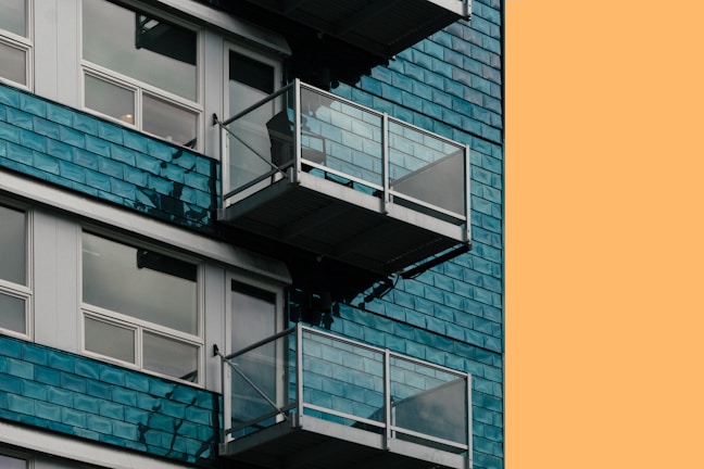 Exterior view of a modern building completed by MTC Engenharia.