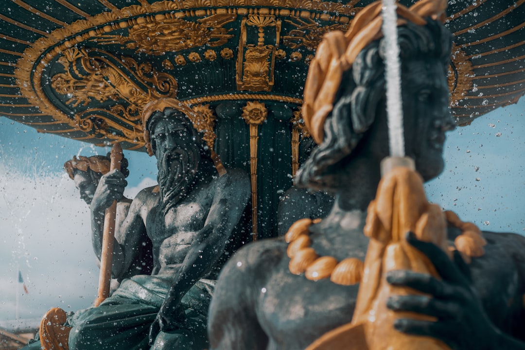 concrete statue on focus photography,
