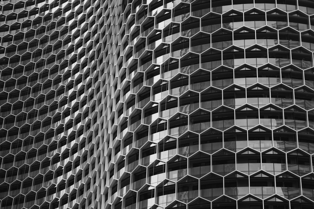 Foto arquitectónica de un edificio gris y negro