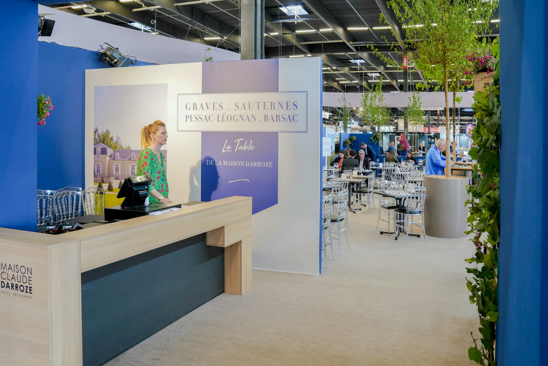 gray computer monitor