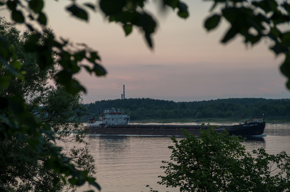 Graues Boot mitten auf dem Meer