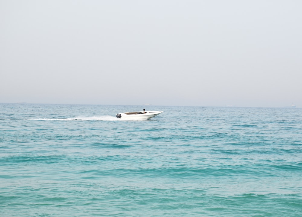 weißes Schnellboot auf dem Meer