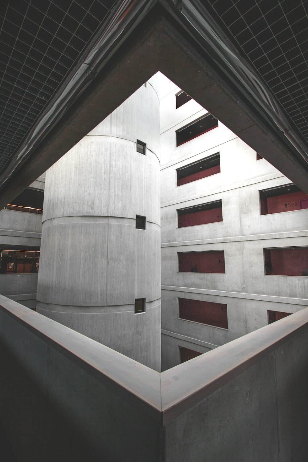 Interior del edificio de hormigón gris