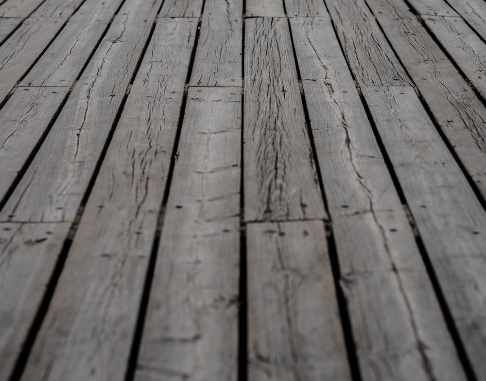 Promenade en bois brun