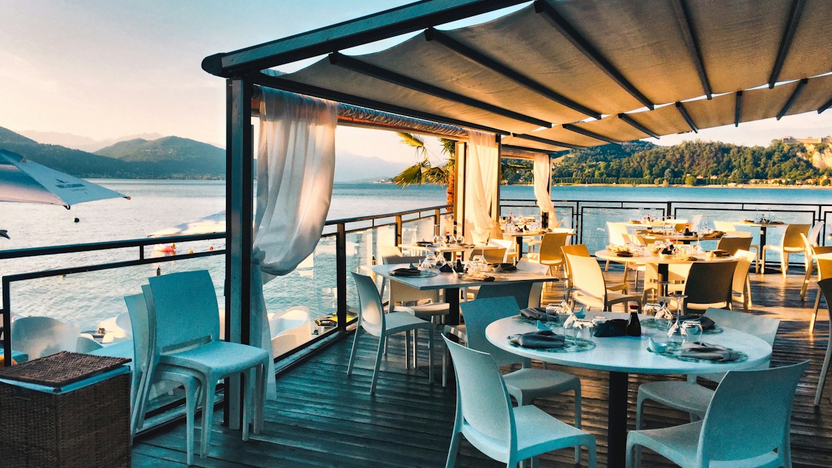 Scenic Hudson Valley restaurant with river view