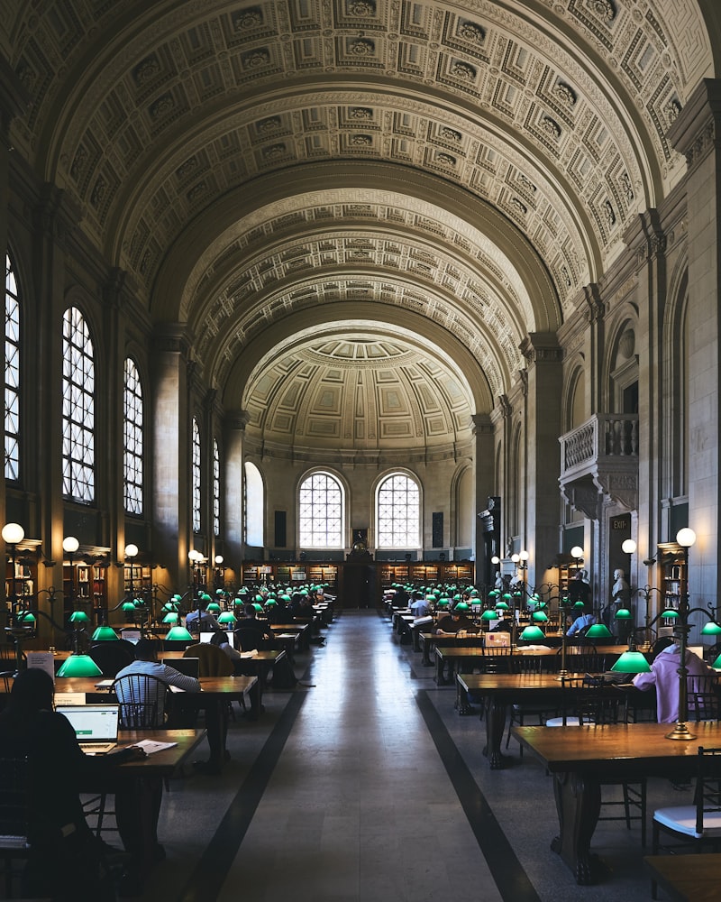 Innenraum einer Bibliothek mit hohen Regalen