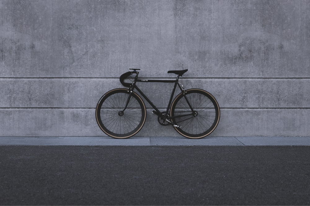 Bicicleta de carretera negra