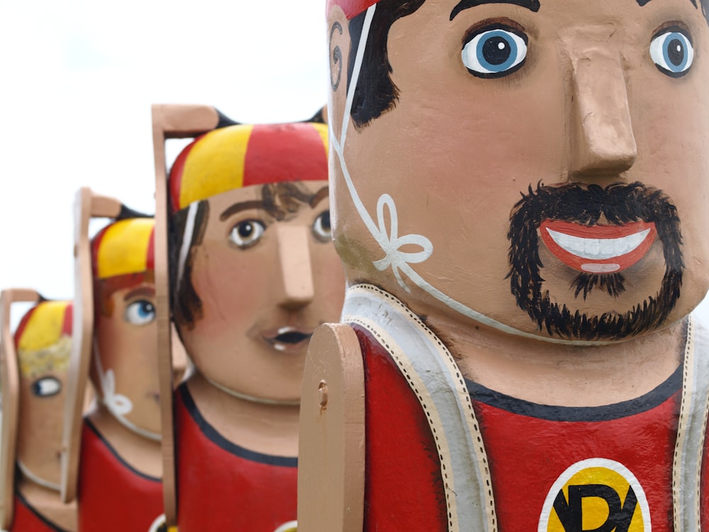 Muñecas de madera para cuatro personas