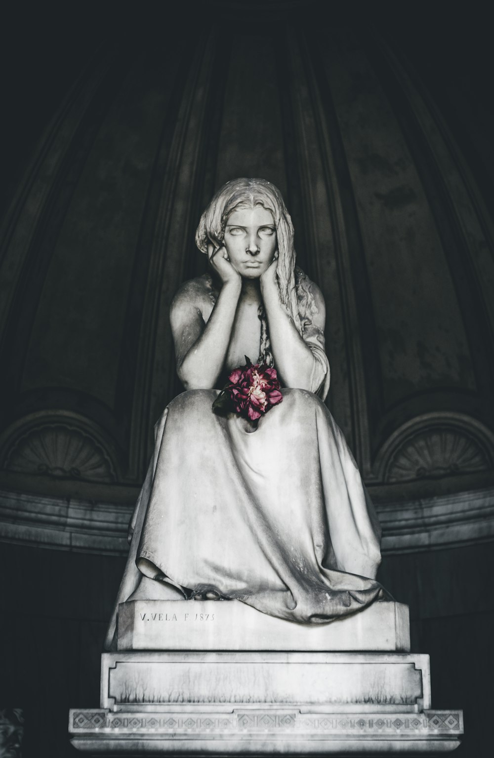 mulher sentada cabeça apoiada nas mãos estátua