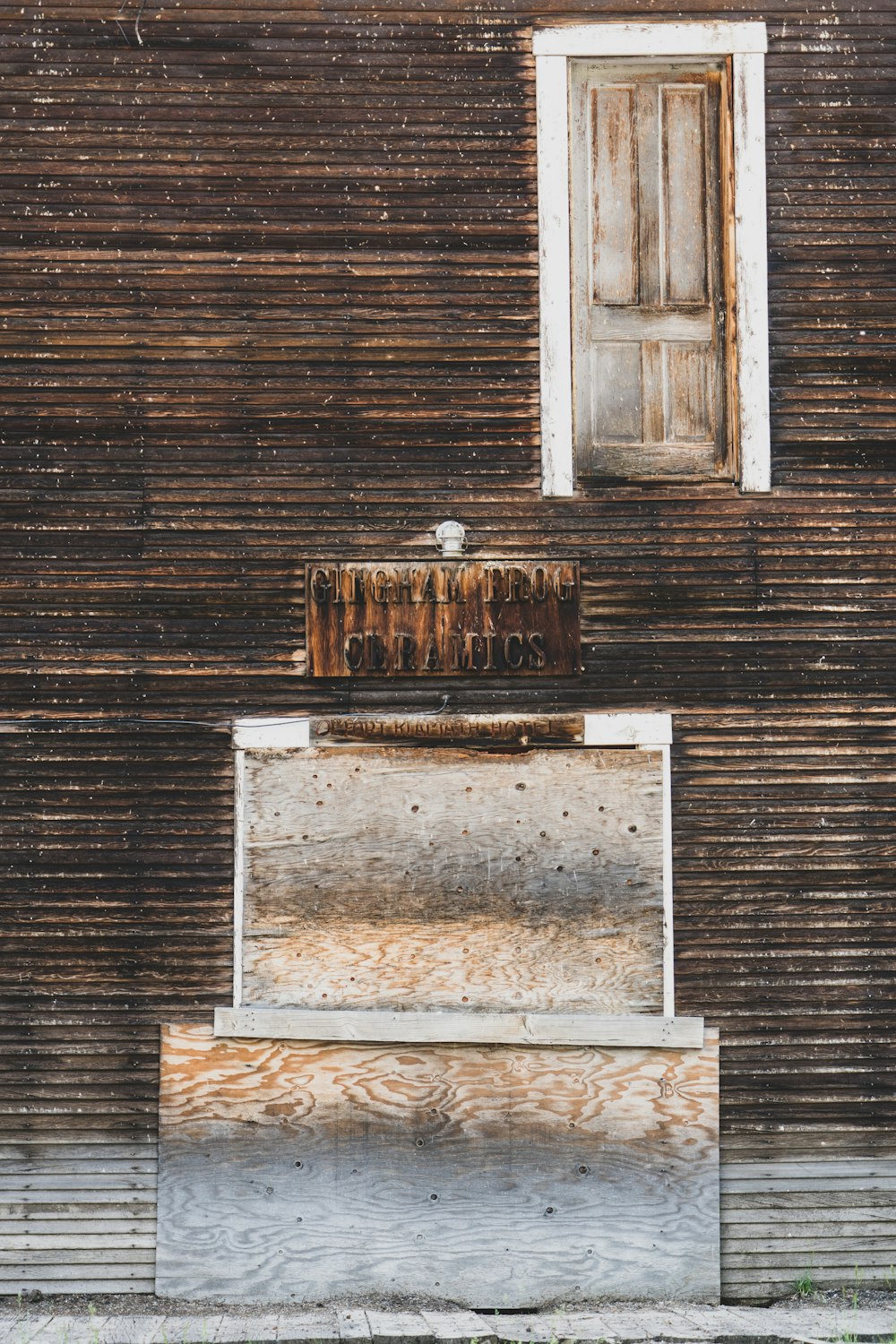porta in legno grigio e marrone