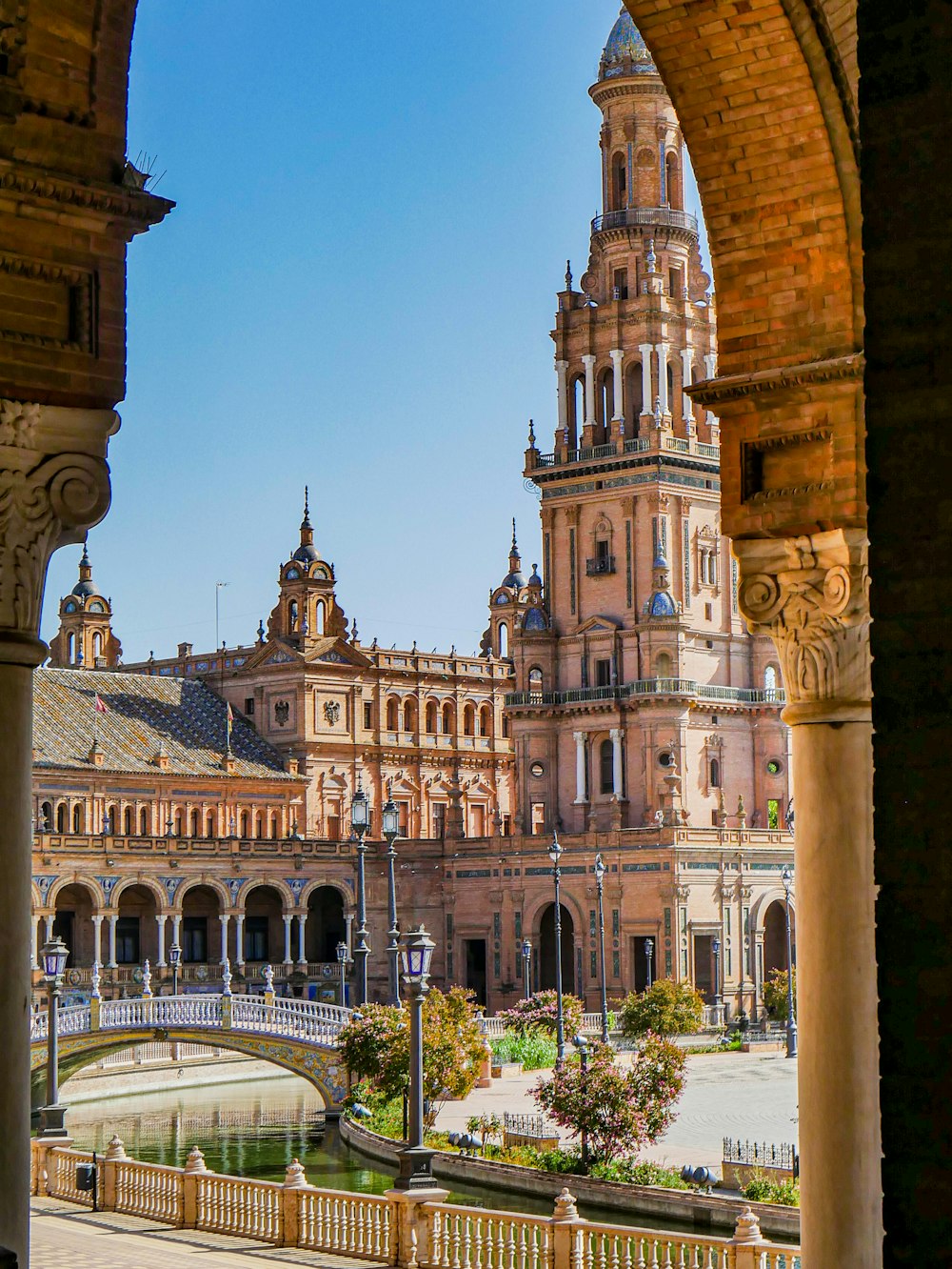 uma vista de um grande edifício com uma ponte à sua frente