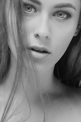 Close-up of Ethyl’s expressive eyes, capturing her vintage charm.