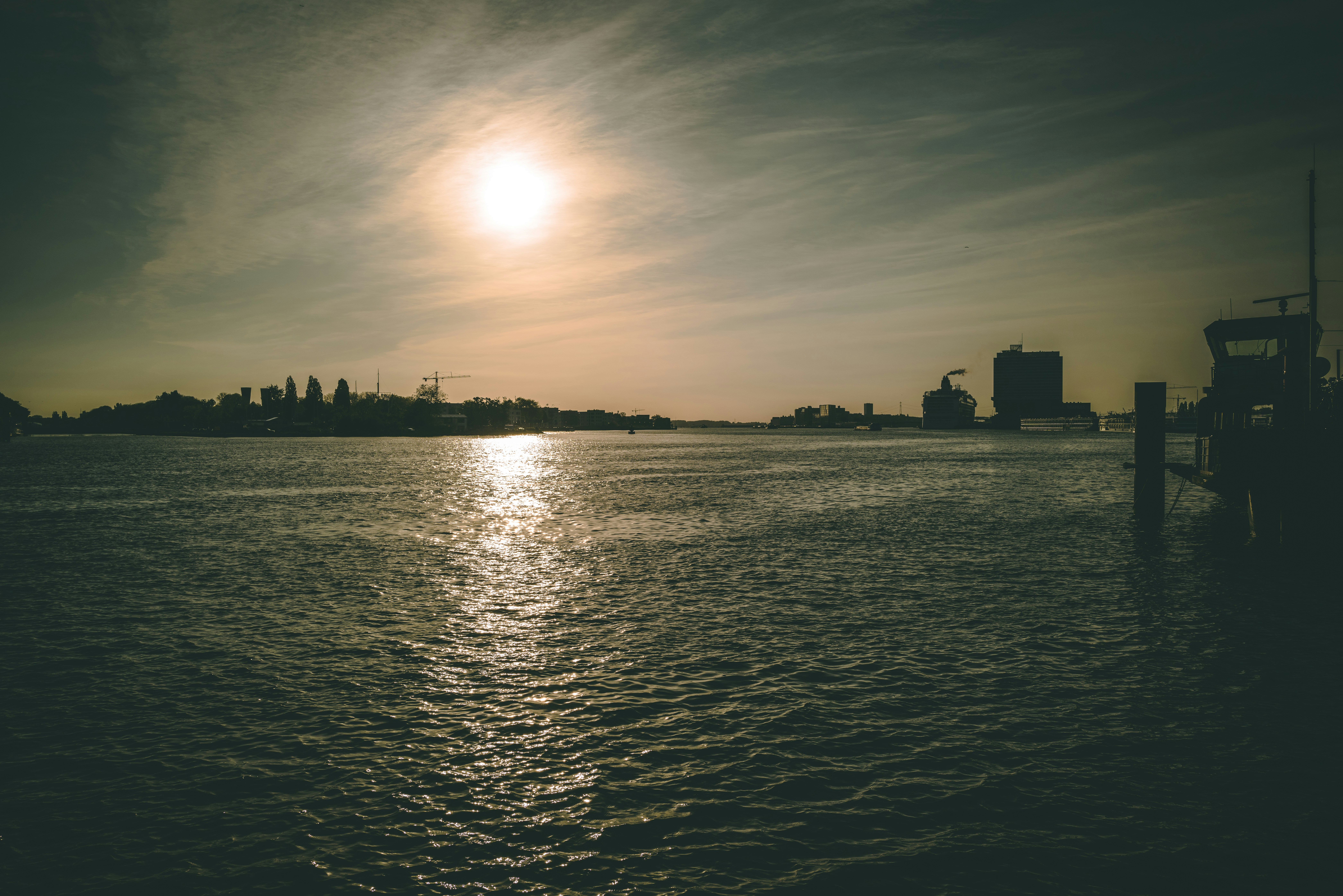 Foto panorámica de edificios frente a cuerpo de agua