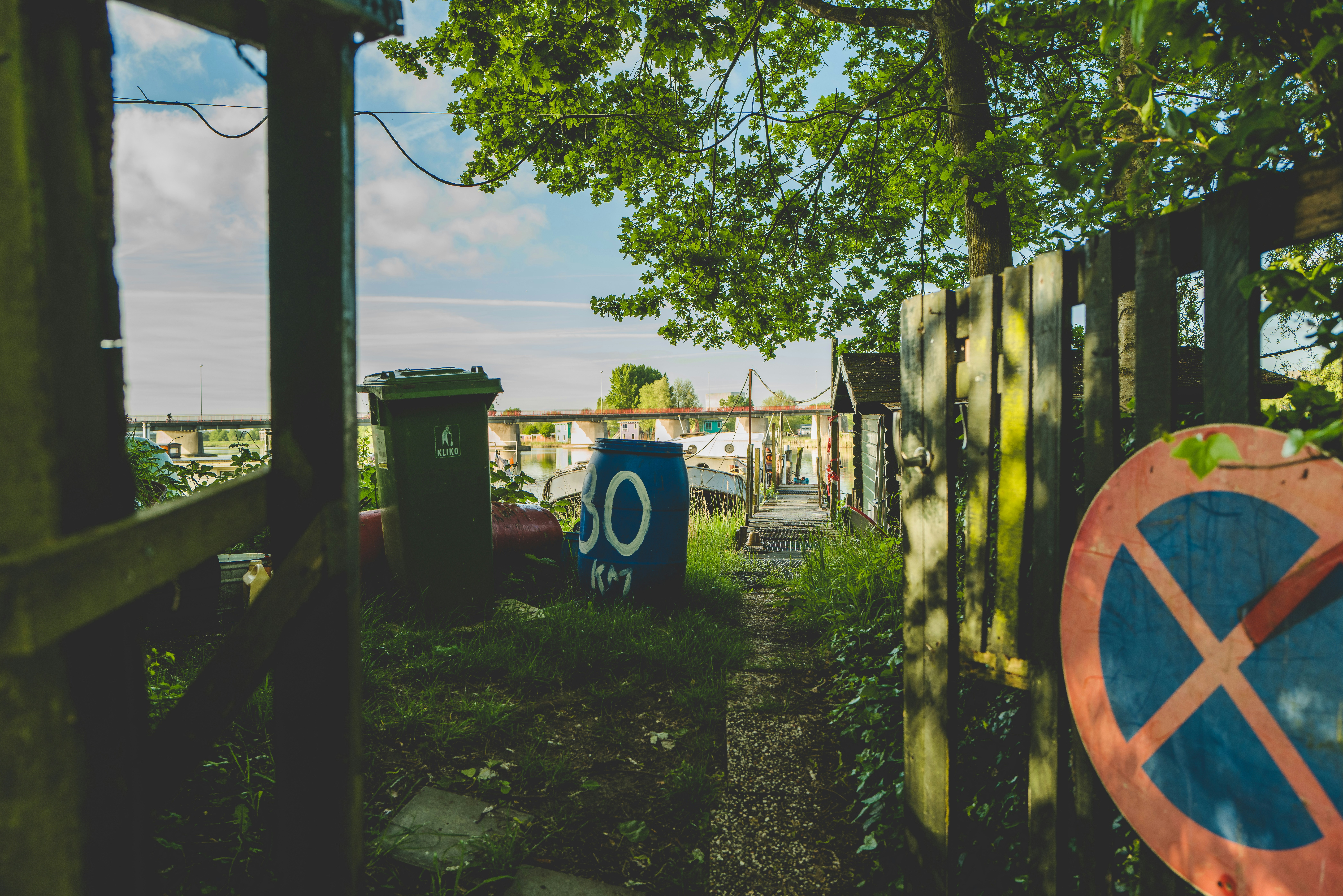 Barril de plástico azul