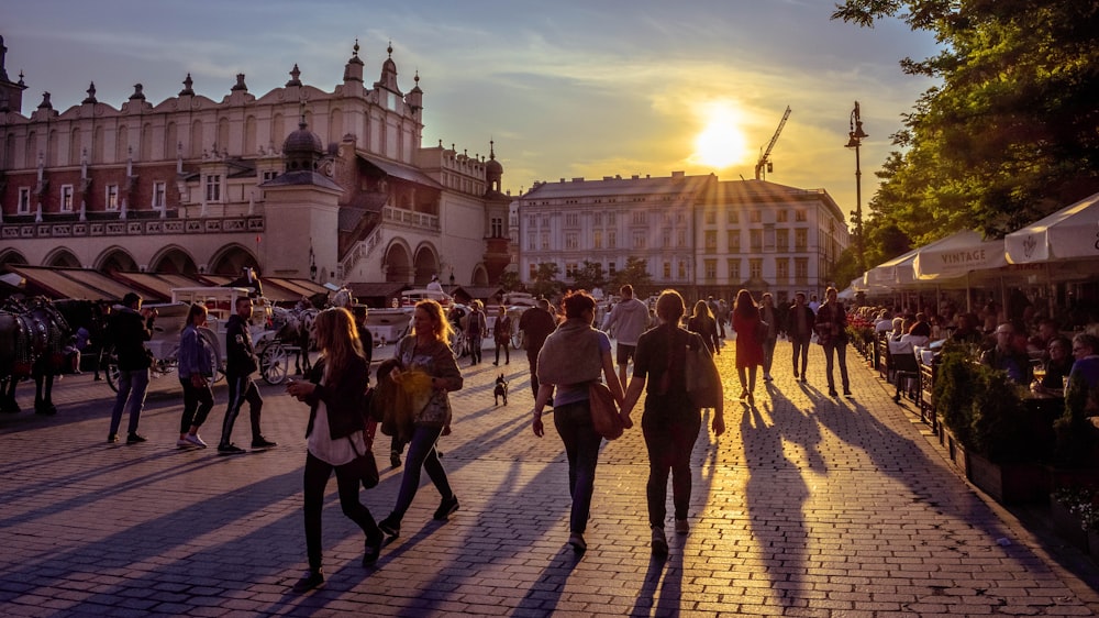 persone che camminano davanti al Cloth Hall