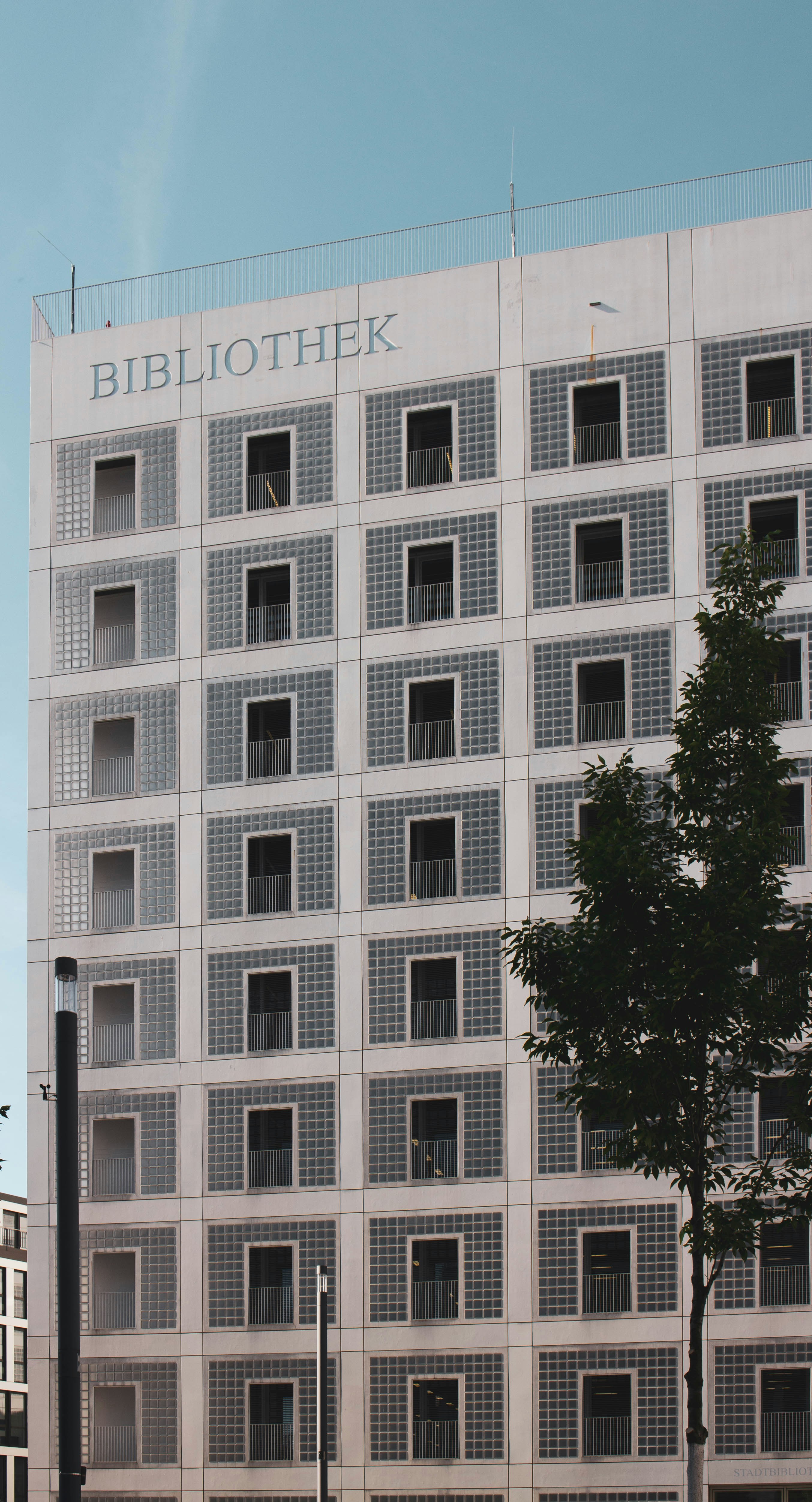 Bibliothek 건물 사진