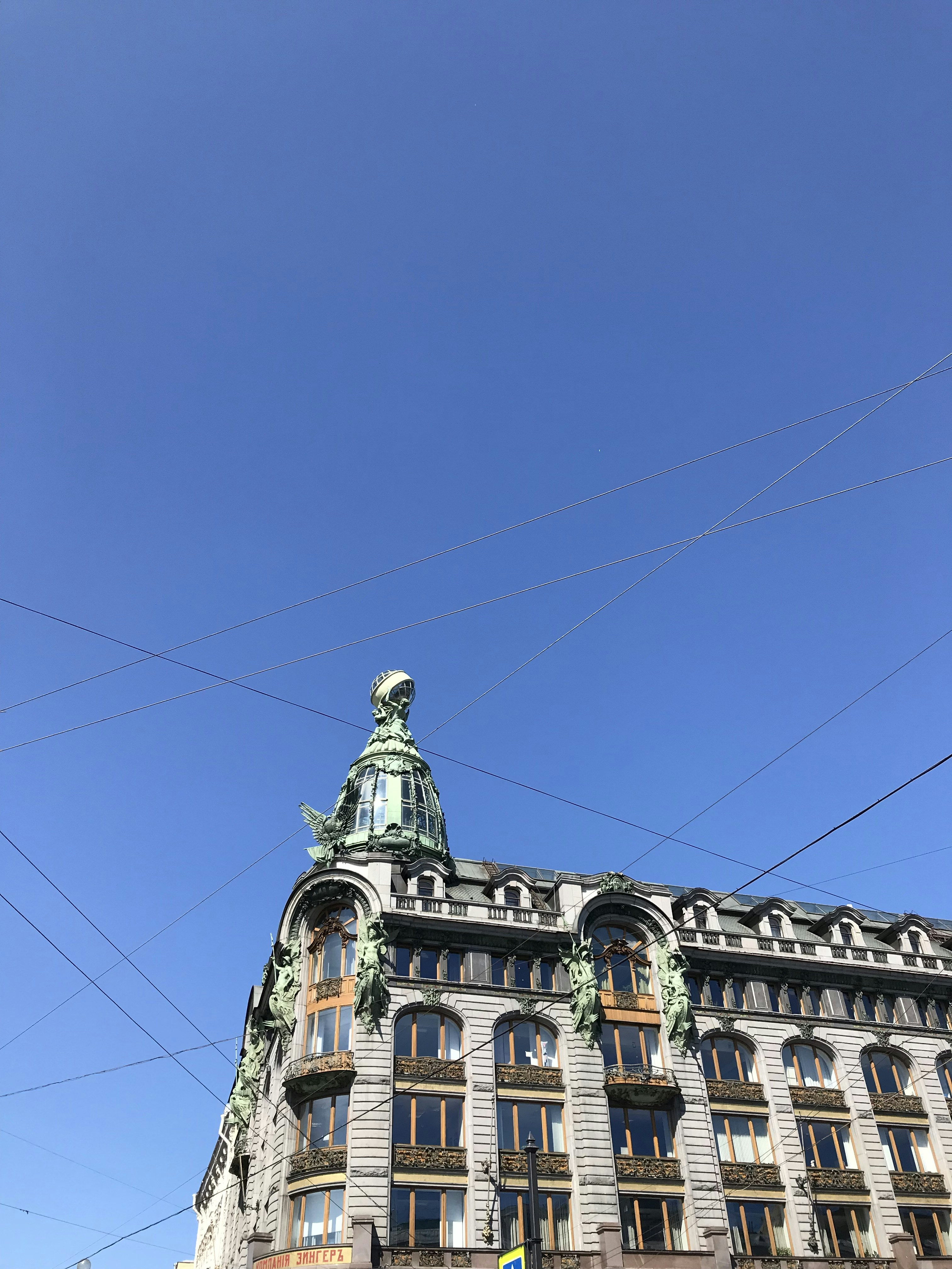 cenário de edifício pintado de branco e cinza