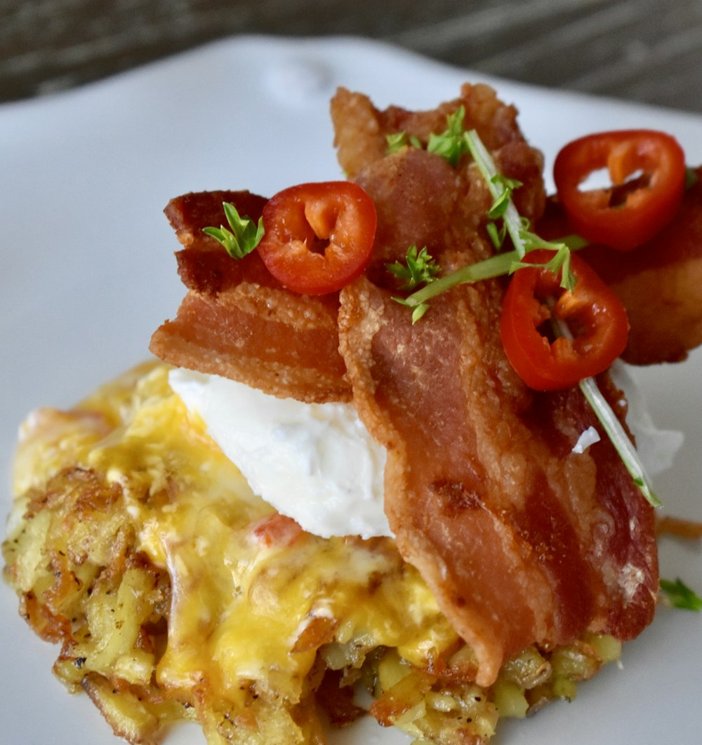 Plato de papas fritas con huevo y tocino